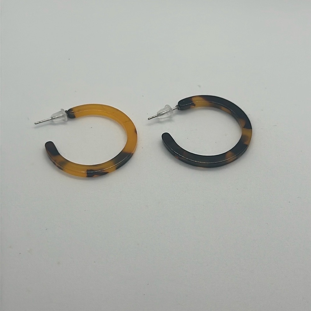 Chic Mismatch Tortoise Shell Hoop Earrings - 1.2" - Brand New - Unique Style - Picture 16 of 16